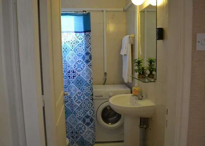 13 Sandy Mackenzie Apartment *