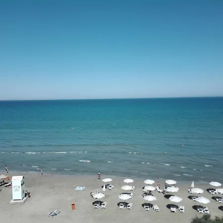 13 Sandy Mackenzie Lejlighed