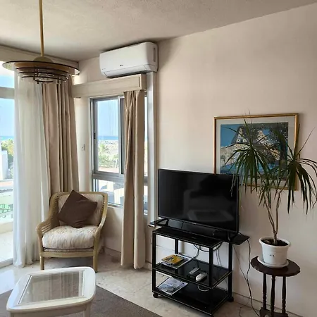 13 Sandy Mackenzie * Larnaka