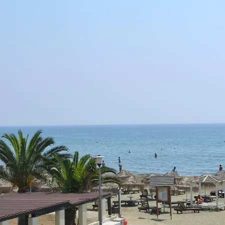 13 Sandy Mackenzie Apartment *