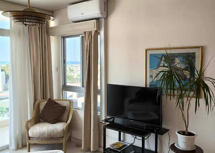 13 Sandy Mackenzie * ラルナカ