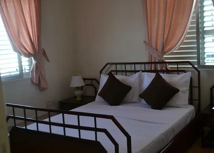 13 Sandy Mackenzie ラルナカ